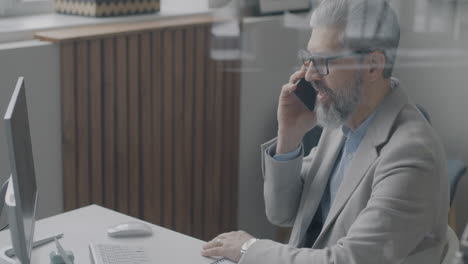 hombre de negocios en una llamada telefónica en la oficina