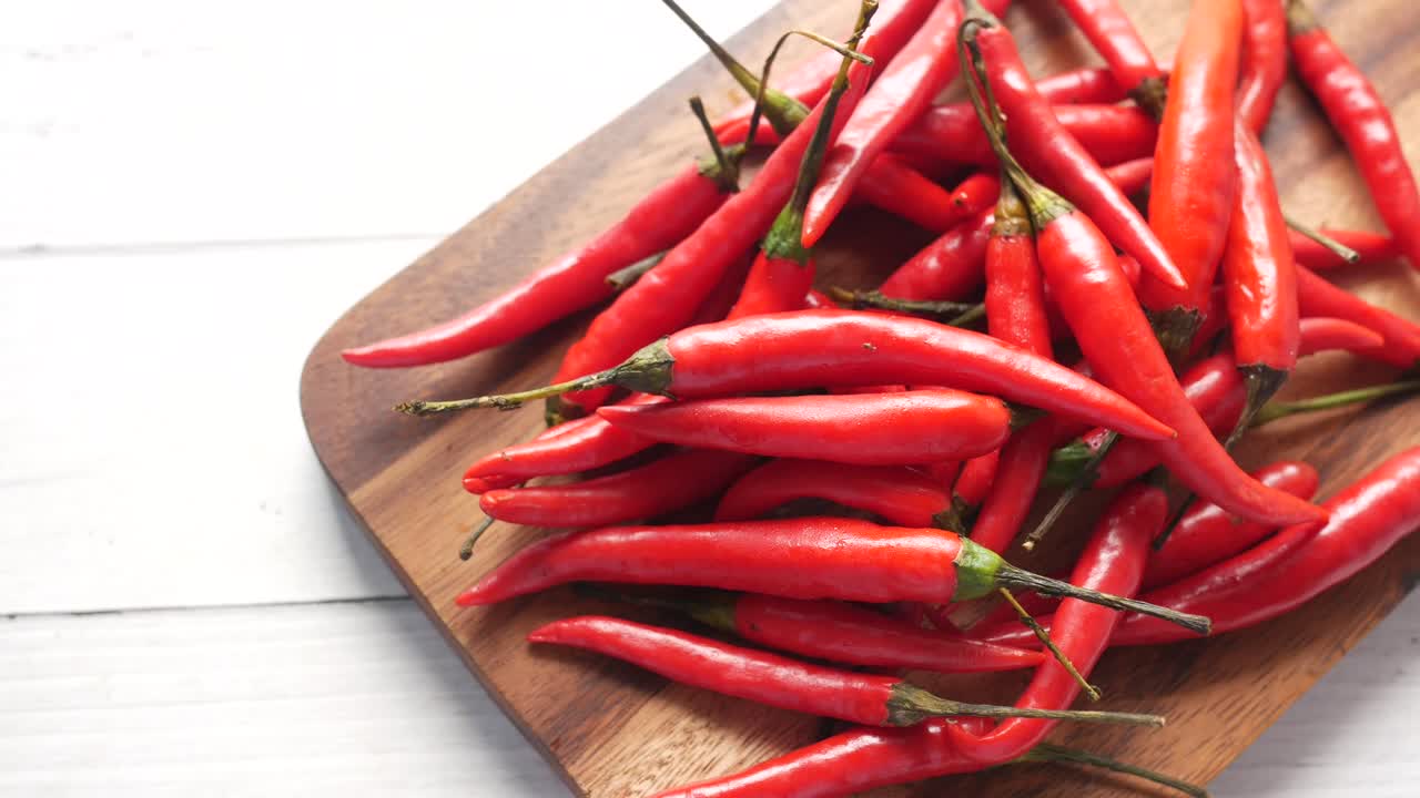 나무 의 절단판 에 은 고추 가 쌓여 있다