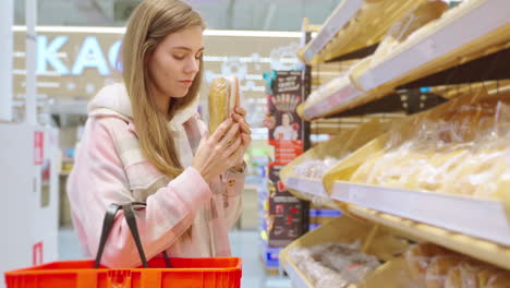 mujer comprando pan en un supermercado