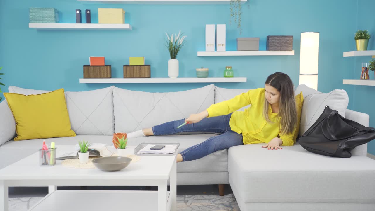 재 ⁇ 는 게으른 젊은 여자.