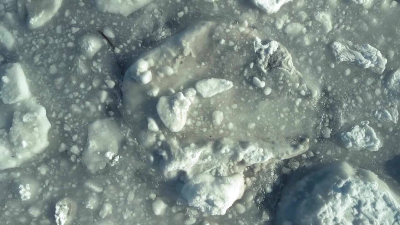 Vista aerea su banchi di ghiaccio alla deriva nel Mare di Okhotsk al largo di Hokkaido. Ripresa in dolly dall'alto