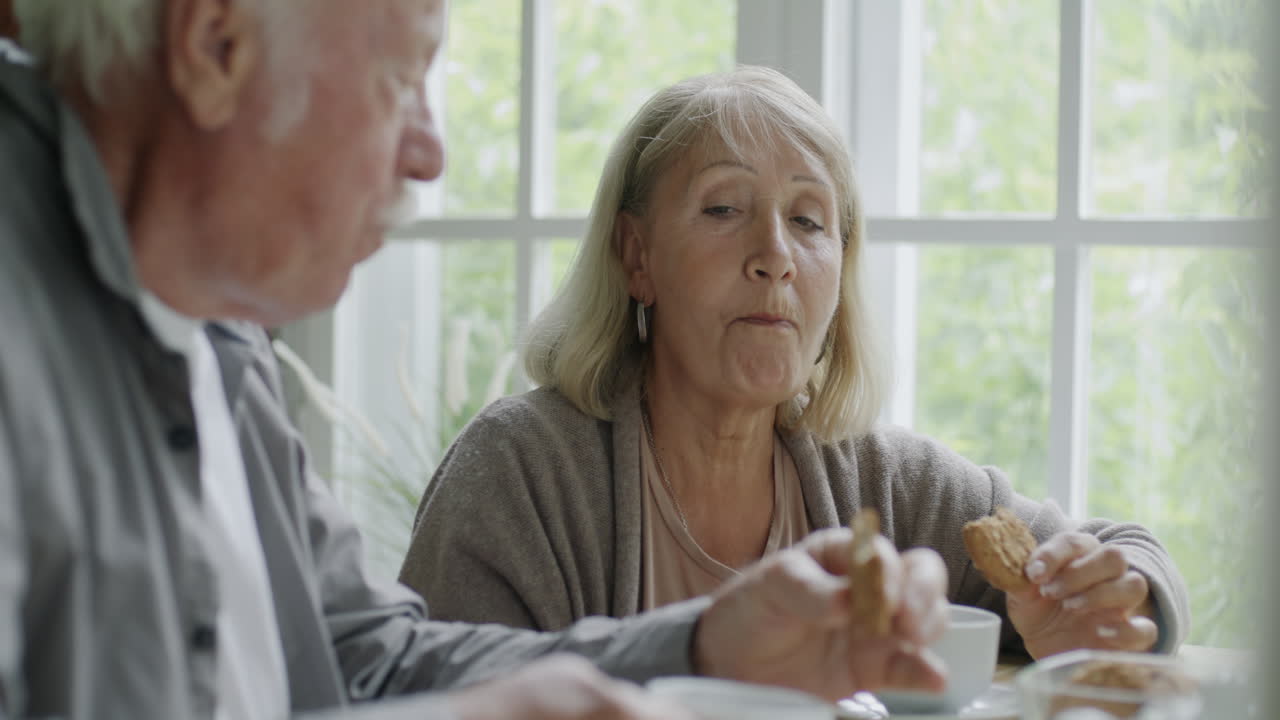 함께 식사를 즐기는 노인 부부