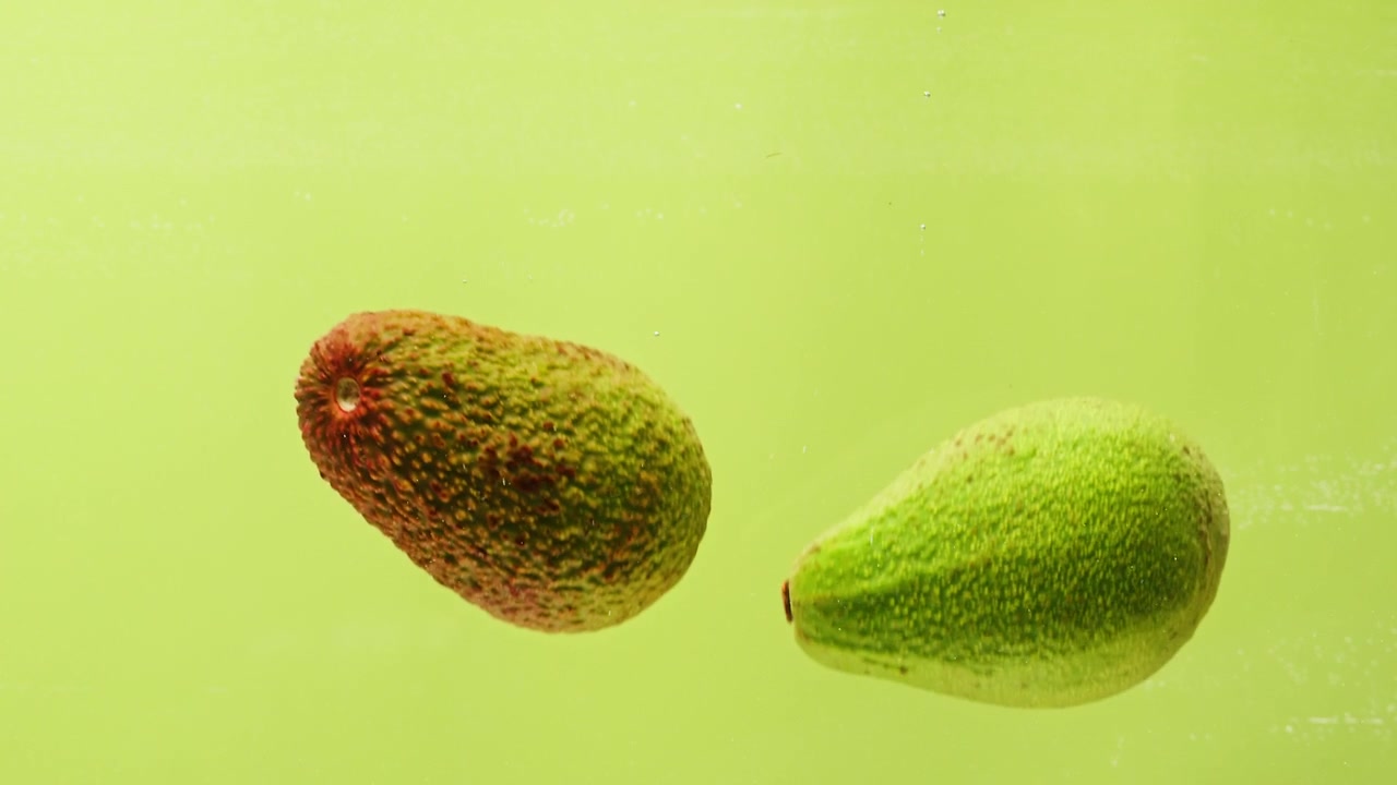 Avocado nell'acqua.