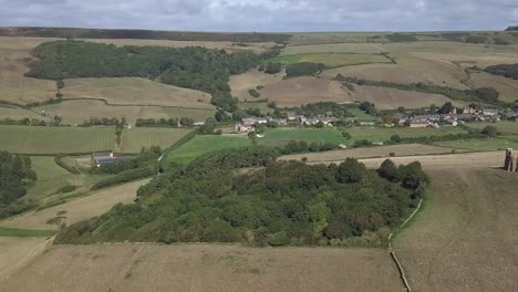 Vorwärts-Verfolgende-Antenne,-Die-Sich-über-Das-Wäldchen-Neben-Der-St.-Catherine&#39;s-Chapel-In-Der-Nähe-Des-Dorfes-Abbotsbury-Bewegt