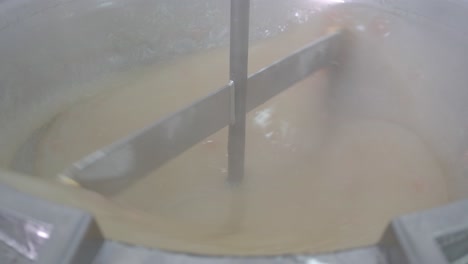 ver el interior de una gran tina de mezcla en una fábrica mientras se agita un lote caliente de delicias turcas