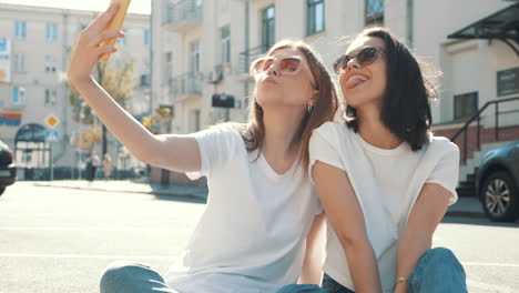 two friends taking a selfie in the city