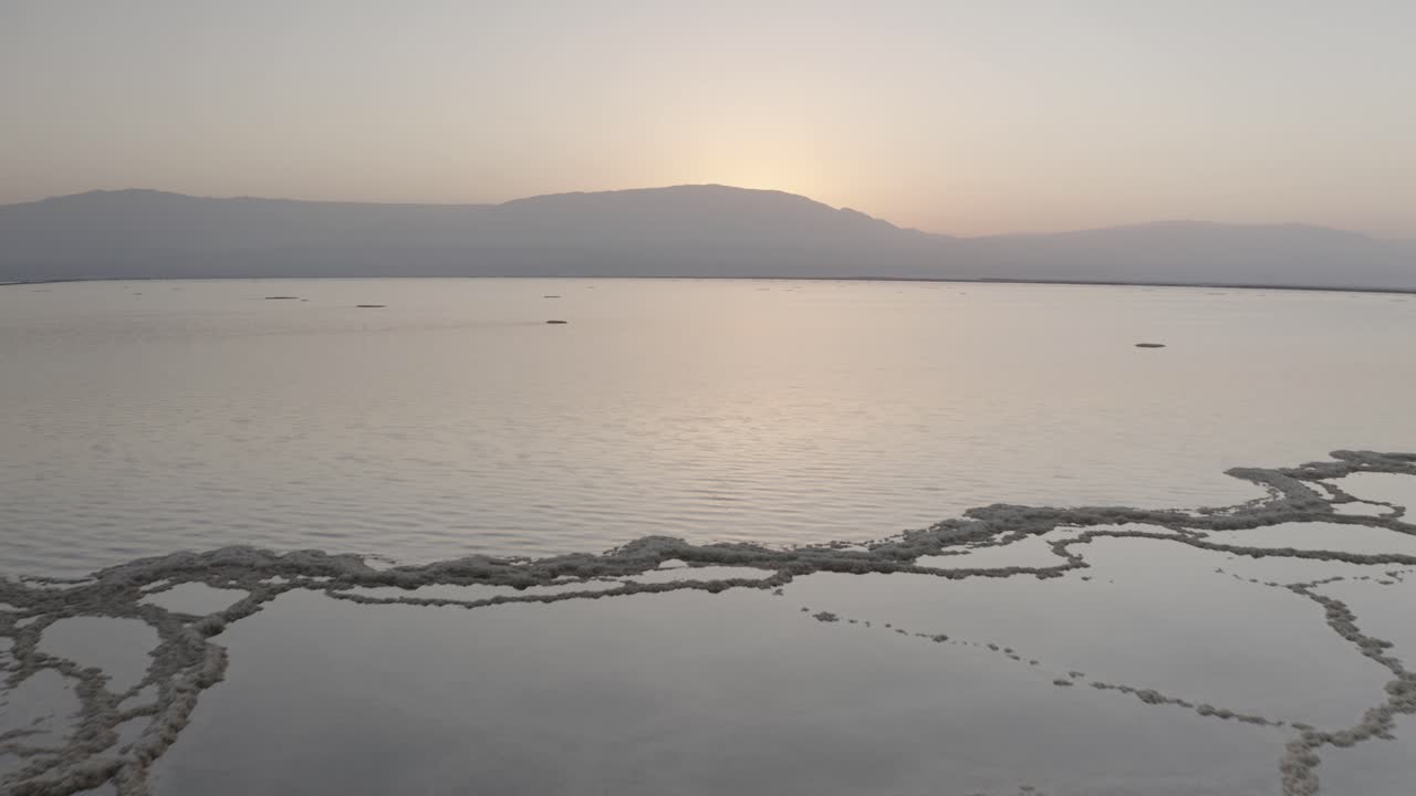 죽은 바다 위의 해가 뜨는 것