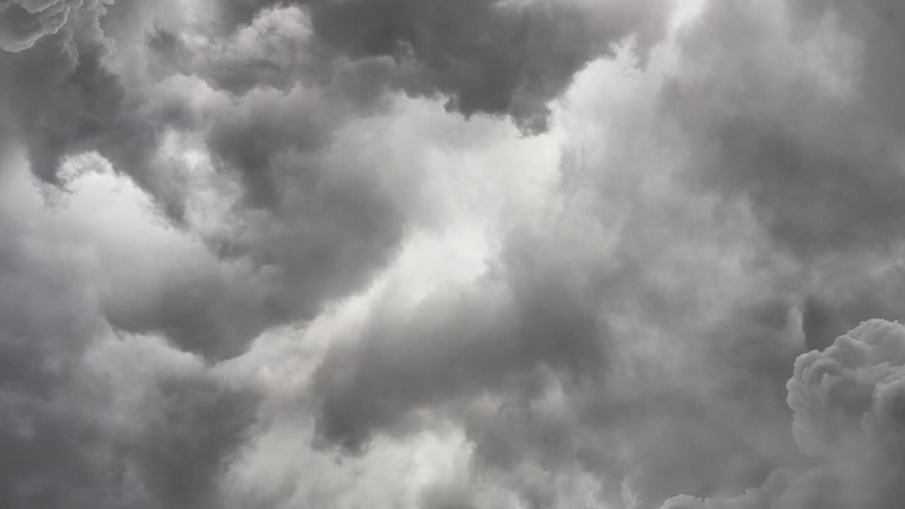 hacia una tormenta de nubes grises oscuras en el cielo