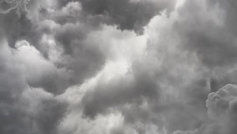 Einem-Sturm-Aus-Dunkelgrauen-Wolken-Am-Himmel-Entgegen