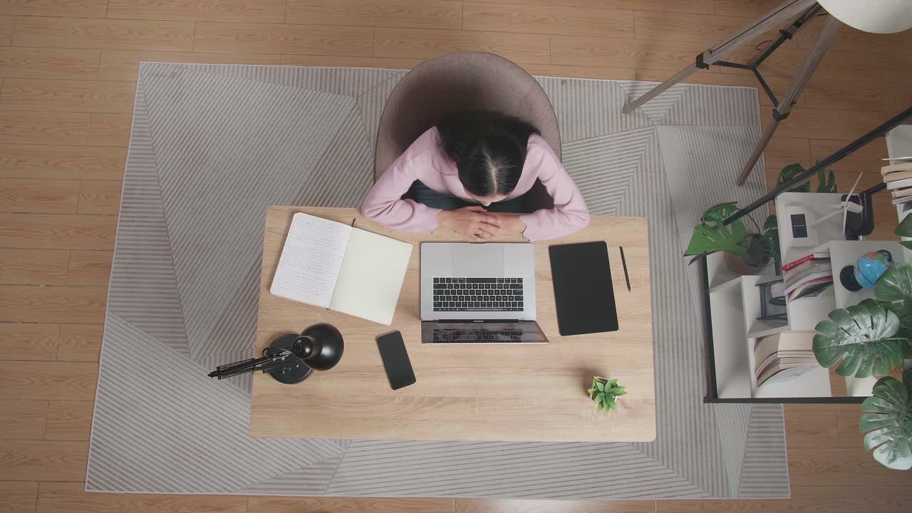 집에서 노트북에서 회의를 하고 있는 나무에 앉아 손을 흔들고 있는 여성의  뷰