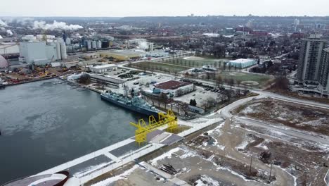 Toma-Aérea-Dando-Vueltas-Sobre-Una-Zona-De-Construcción-A-Orillas-Del-Lago-Ontario-En-Invierno