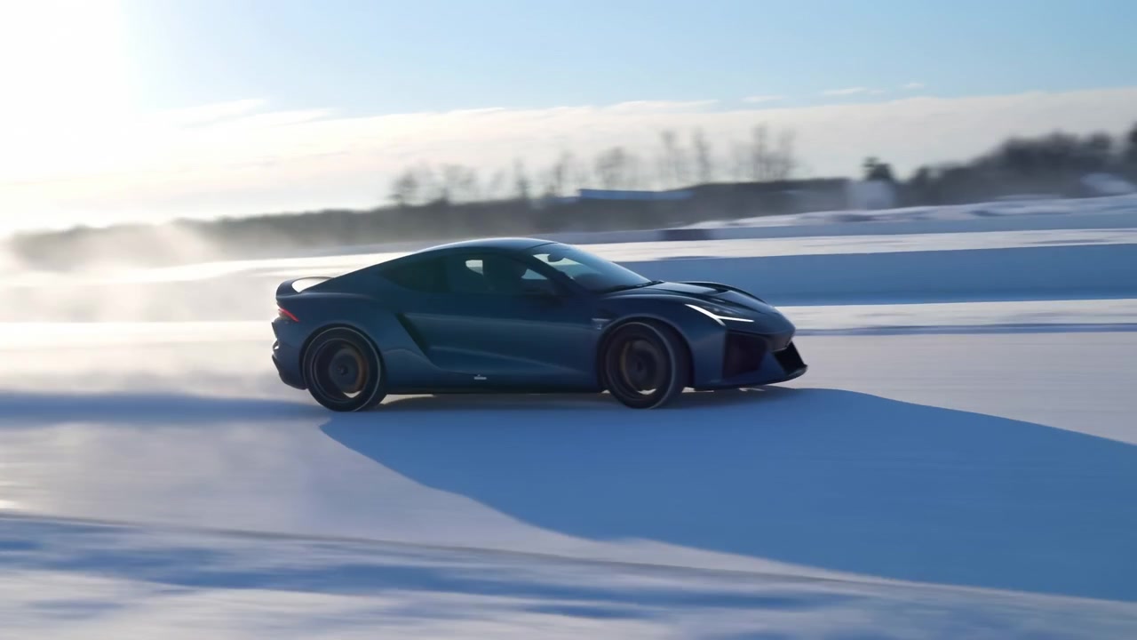 Un'auto sfreccia su un paesaggio di ghiaccio innevato sotto un cielo sereno, creando una scena emozionante e avventurosa. La vista laterale segue il movimento dell'auto, enfatizzando il brivido degli sport invernali estremi.