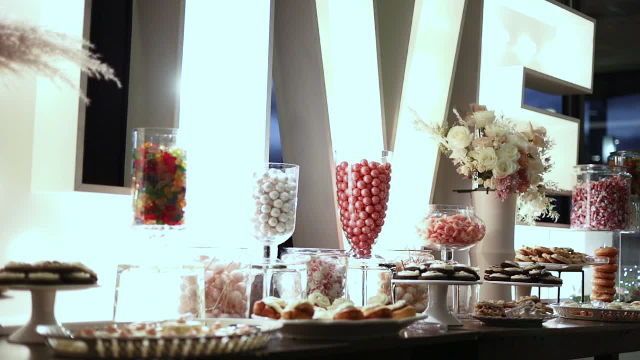 결혼식 피로연에서 화려한 화려한 디저트와 음식 준비