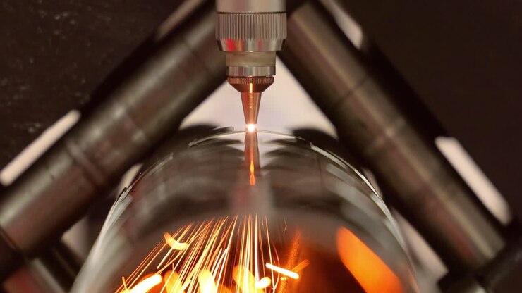 Taglio laser CNC di metallo, moderna tecnologia industriale.