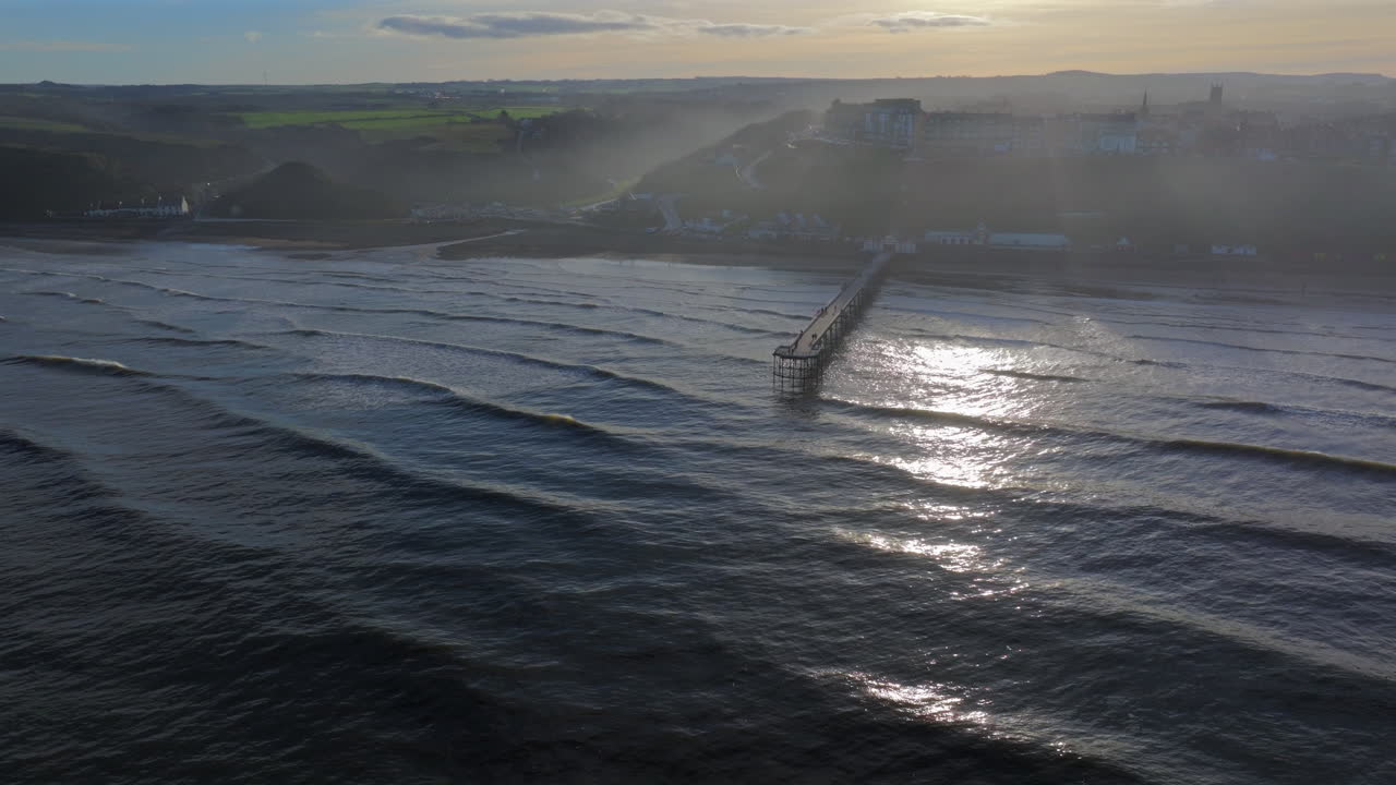 fotografía de drones de alto establecimiento de saltburn-by-the-sea y muelle en marea alta