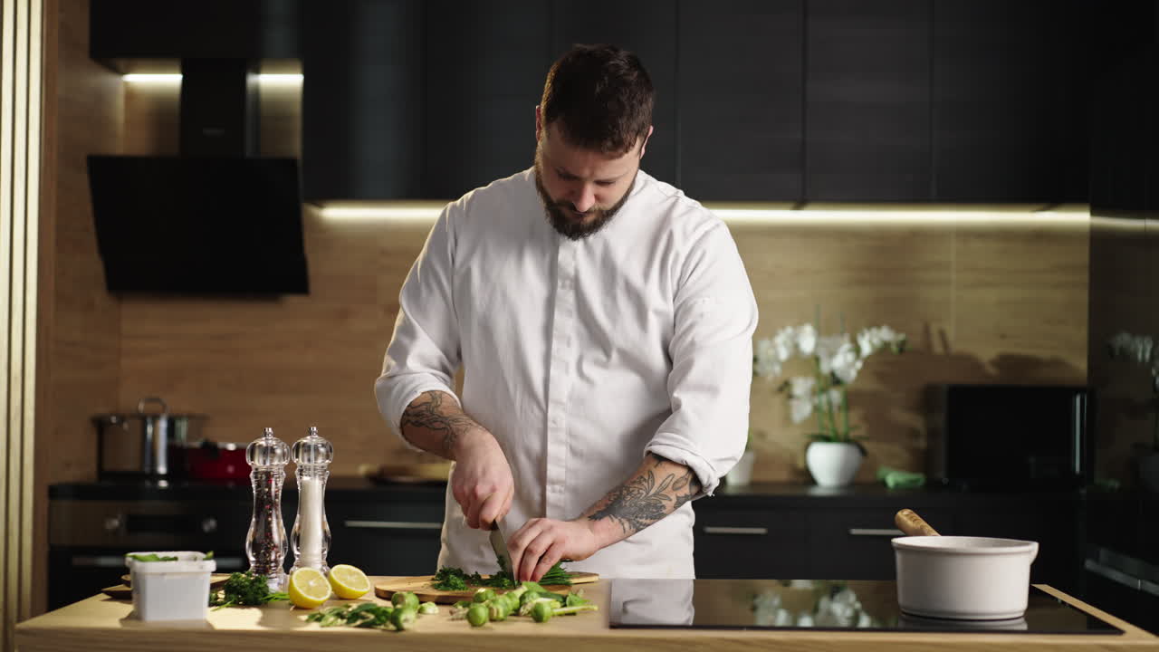 chef preparando comida en una cocina