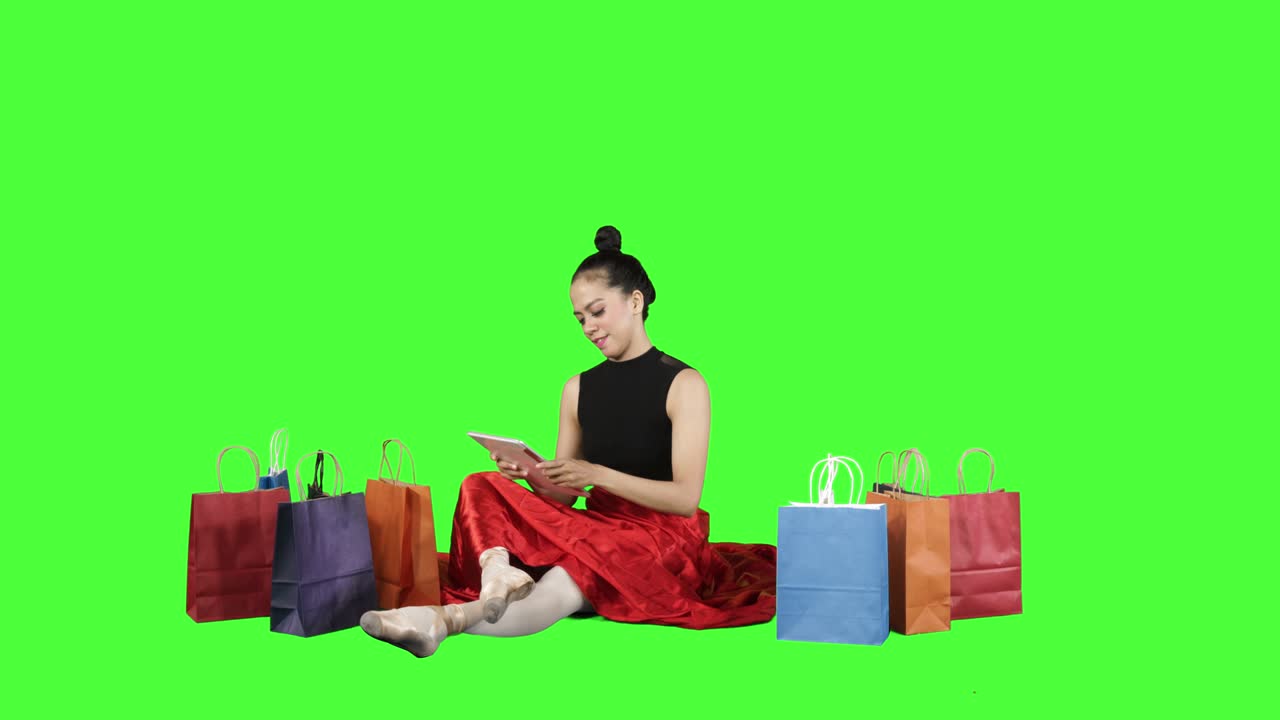 발레 댄서가 태블릿으로 온라인 쇼핑을합니다.