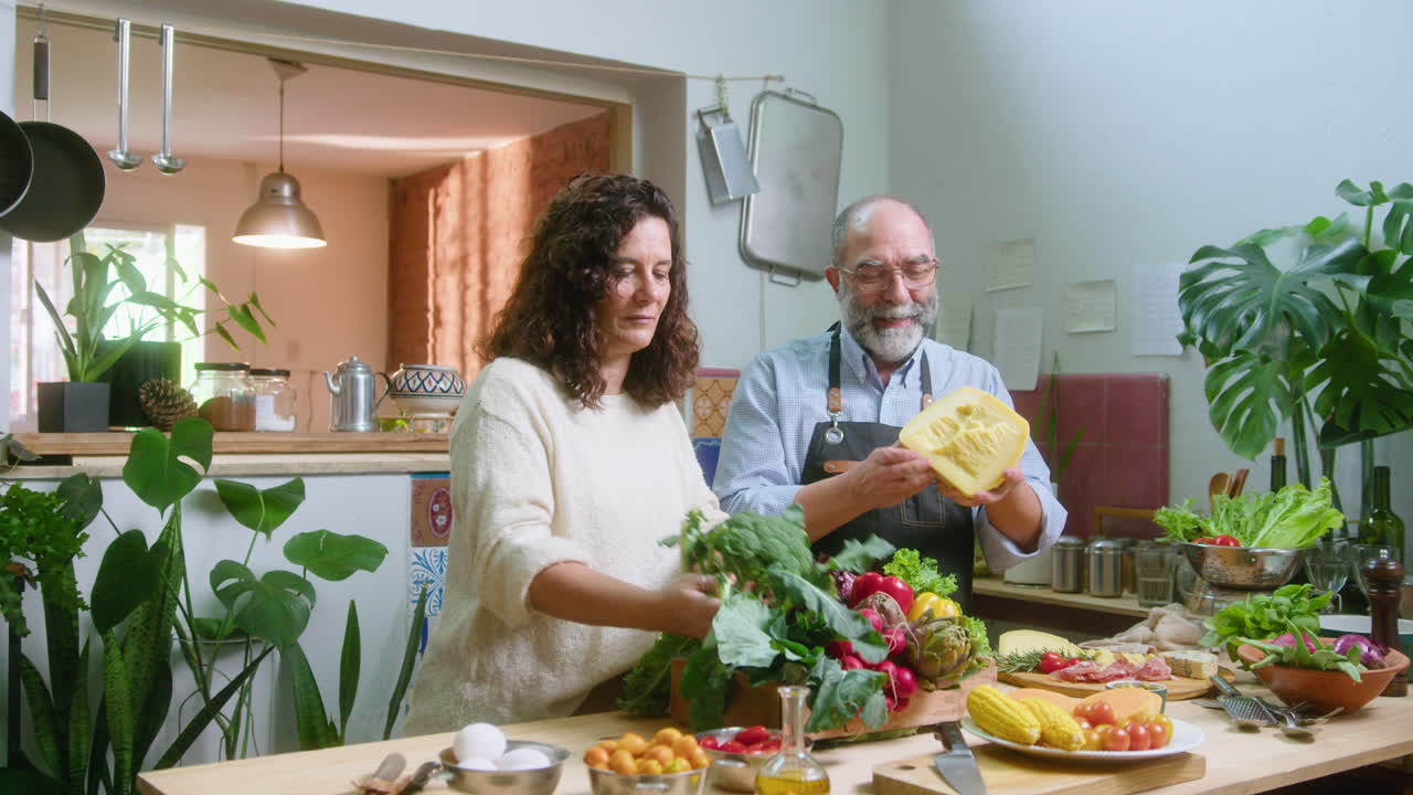 Casal preparando comida na cozinha