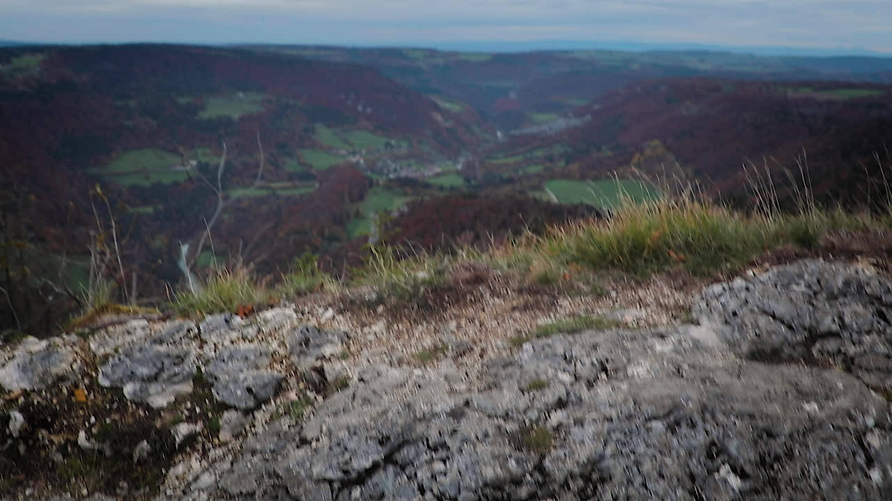 드러나다, 산골짜기 사이의 작은 시골 마을