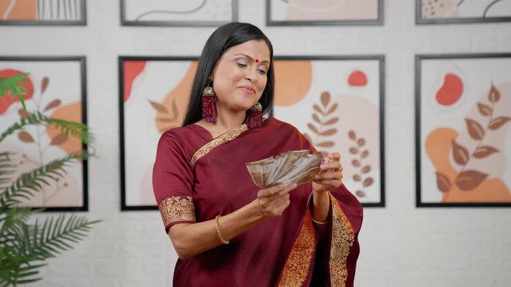 mujer india jugando con dinero