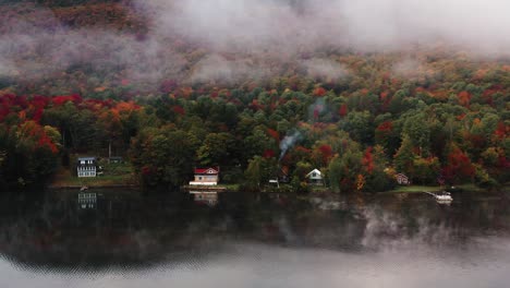 Drohnenvideo-Einer-Gemütlichen-Vermont-Hütte-Am-See-Inmitten-Von-Herbstlaub