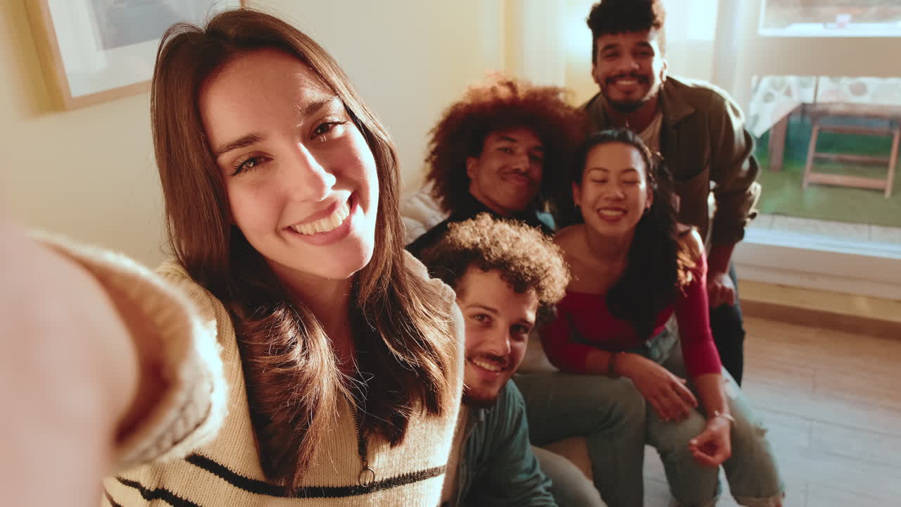 Um grupo de amigos a tirar uma selfie.