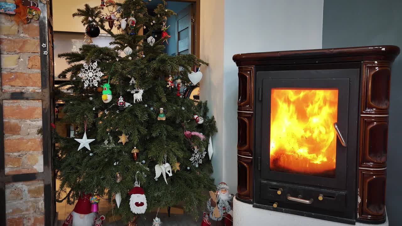 새해 장식, 크리스마스 트리, 벽난로 선물과 장식으로 집 내부