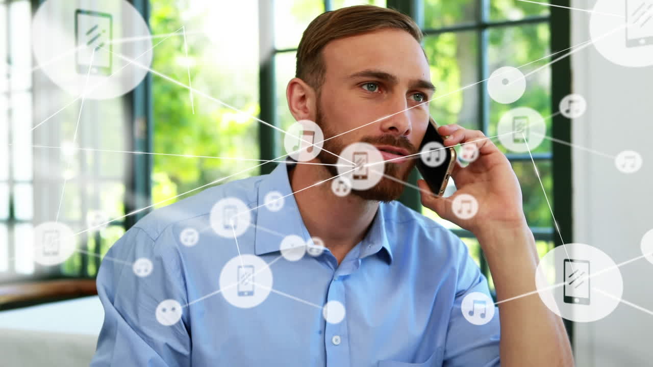 animación de una red de conexiones sobre un hombre de negocios caucásico hablando por teléfono inteligente