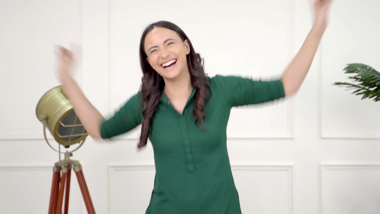 춤추고 즐기는 인도 여성