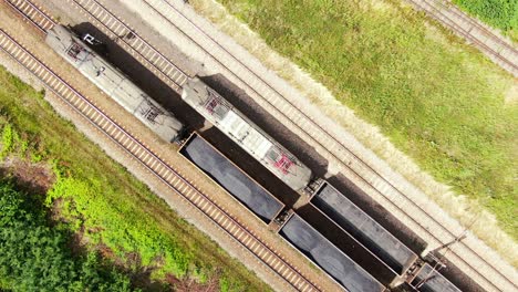 paseos en vagones de tren de carga ferroviaria en ferrocarril
