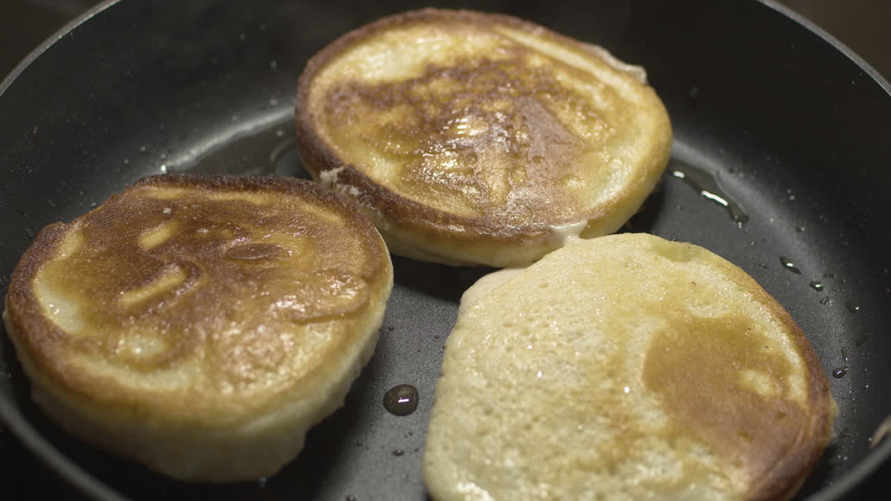 아침에 맛있는 팬케이크 만들기 - 클로즈업