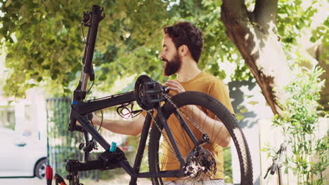 hombre comprobando las piezas de la bicicleta para detectar daños