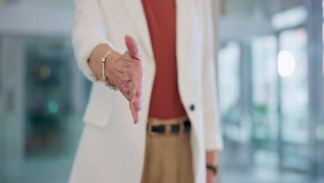 mujer de negocios, apretón de manos y oficina para b2b