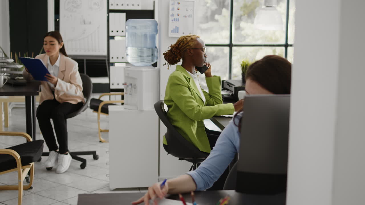 mujer trabajando en un escritorio en una oficina