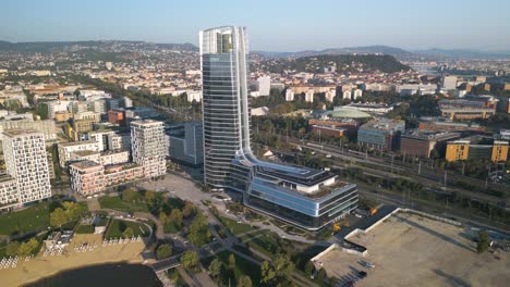 Vorwärts-Drohnenaufnahme---Blick-über-Den-Mol-Campus-In-Budapest