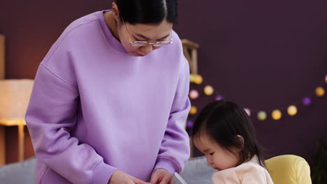 아시안 어머니 가 아기 와 함께 놀고 있다
