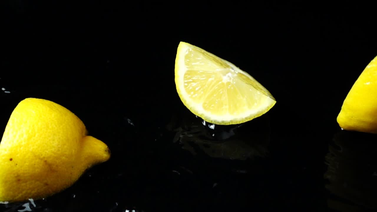 Caduta di spicchi di limone. Slow motion