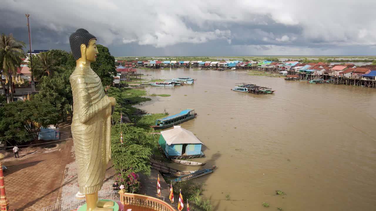 estatua gigante de buda con vistas a la aldea flotante inundada durante la temporada del monzón del sudeste asiático