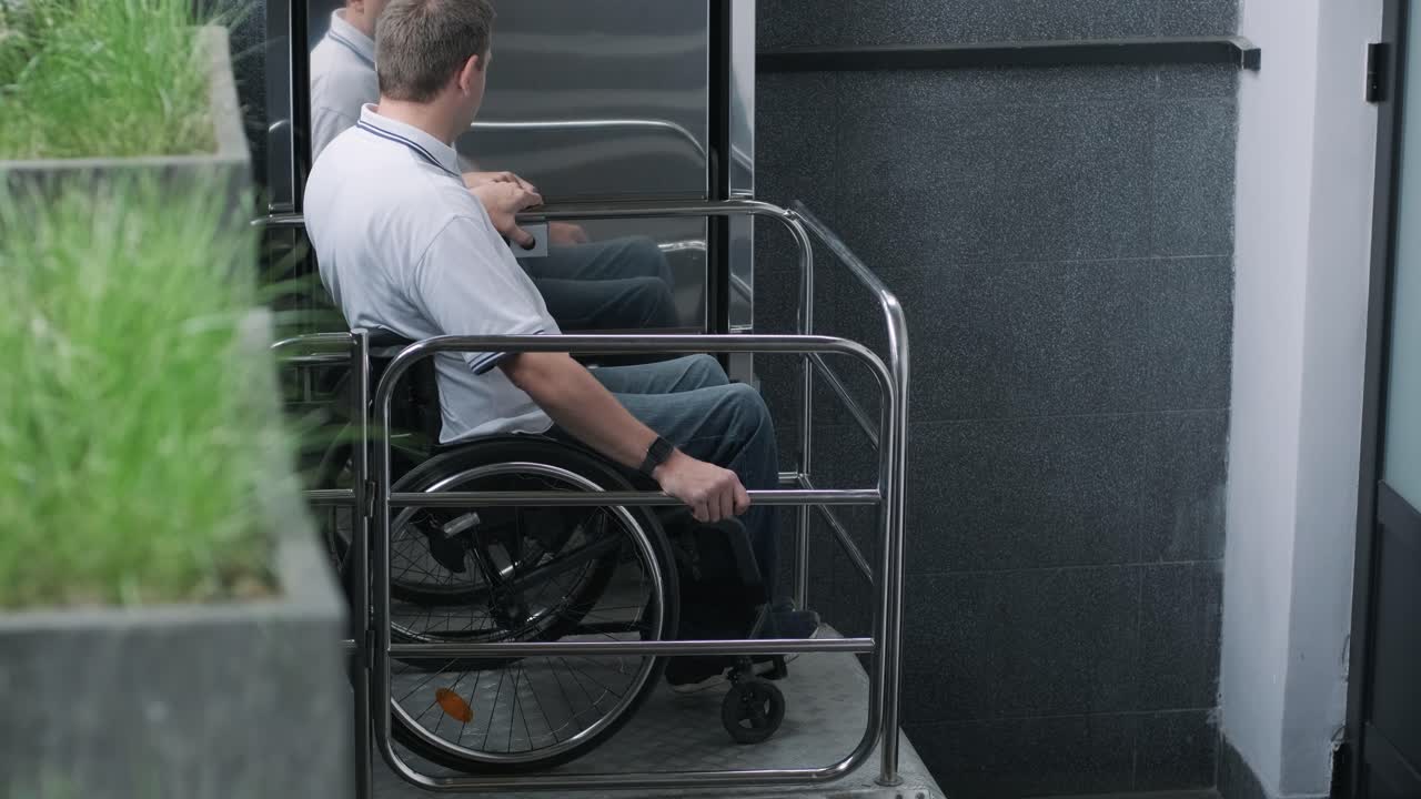 ascensor especial para la persona con una discapacidad física. un hombre en silla de ruedas utiliza un ascensor especial