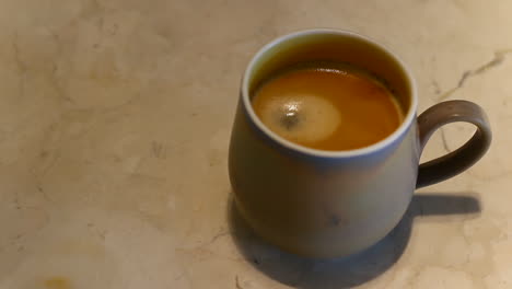 Café---Taza-De-Espresso-En-El-Mostrador