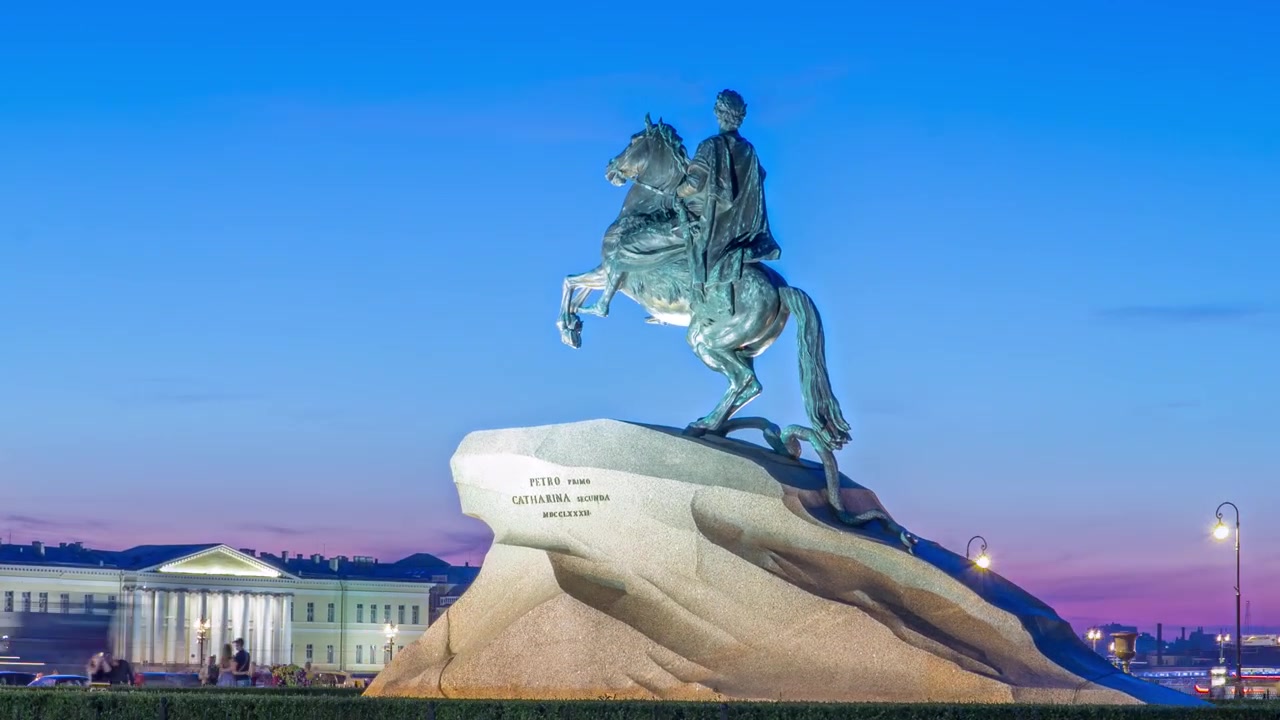 Hyperlapse della transizione dalla notte al giorno: Monumento a Pietro il Grande (Cavaliere di Bronzo) in Piazza del Senato, San Pietroburgo, Russia. Turisti che esplorano durante le Notti Bianche estive. Lungomare sullo sfondo
