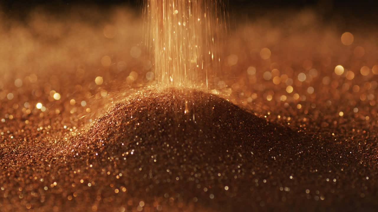 황금 반 ⁇ 이는 보석이 검은 배경에 흘러내린다