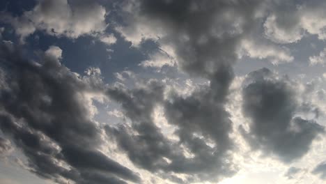 Wolken-Ziehen-Im-Zeitraffer-über-Den-Sich-Schnell-Verdunkelnden-Himmel