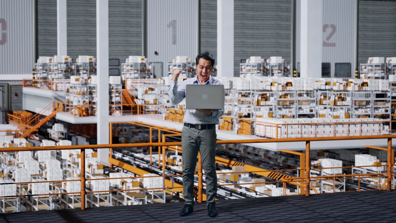 un felice operaio del magazzino che celebra il successo