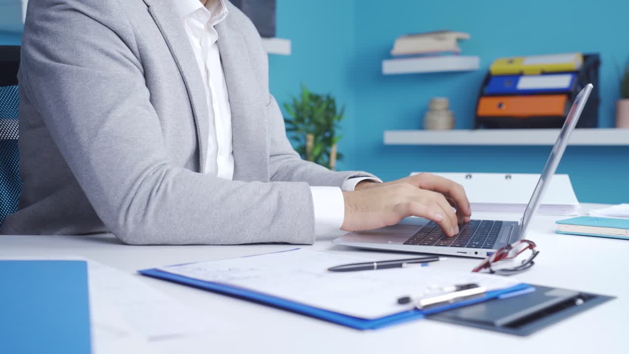 ein besorgter geschäftsmann gerät in panik, er ist in schwierigkeiten, die dinge sind schlecht.