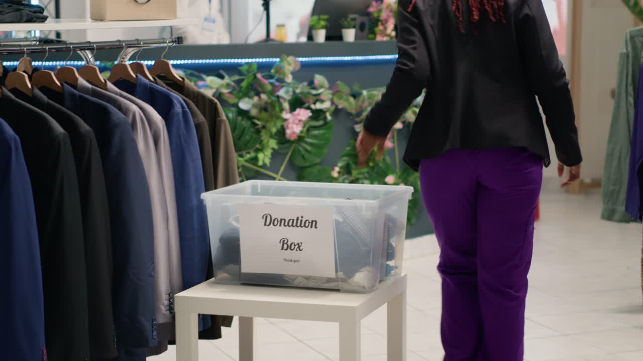 옷 가게에서 자선 행사