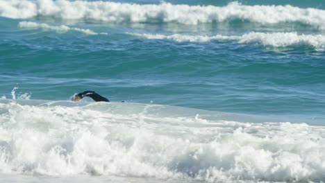 Männlicher-Surfer-Schwimmt-Am-Strand