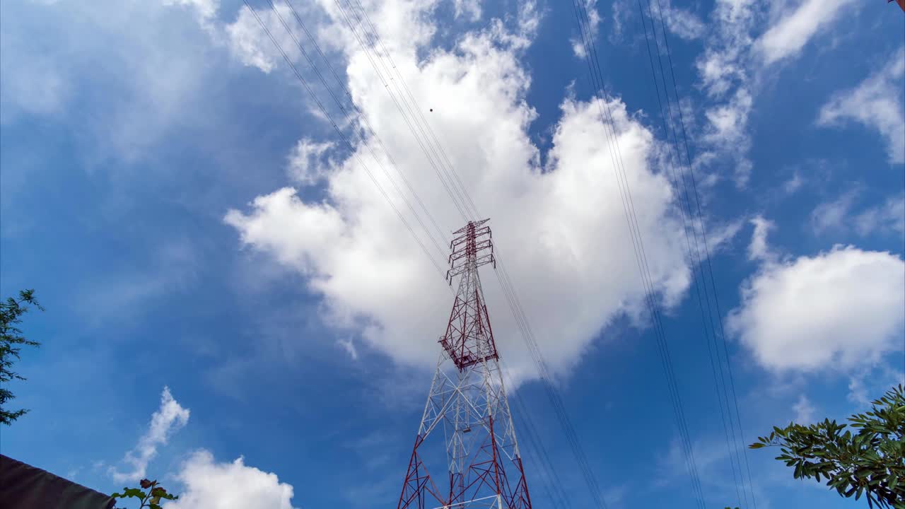 4k lapso de tiempo de alta tensión post. alta tensión torre fondo del cielo