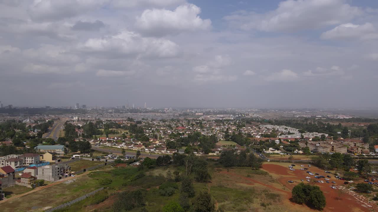 Sobborghi e skyline della città di Nairobi, capitale del Kenya, panorama aereo