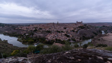 Timelapse-Panorámico-Al-Atardecer-De-La-Ciudad-Imperial-De-Toledo,-España